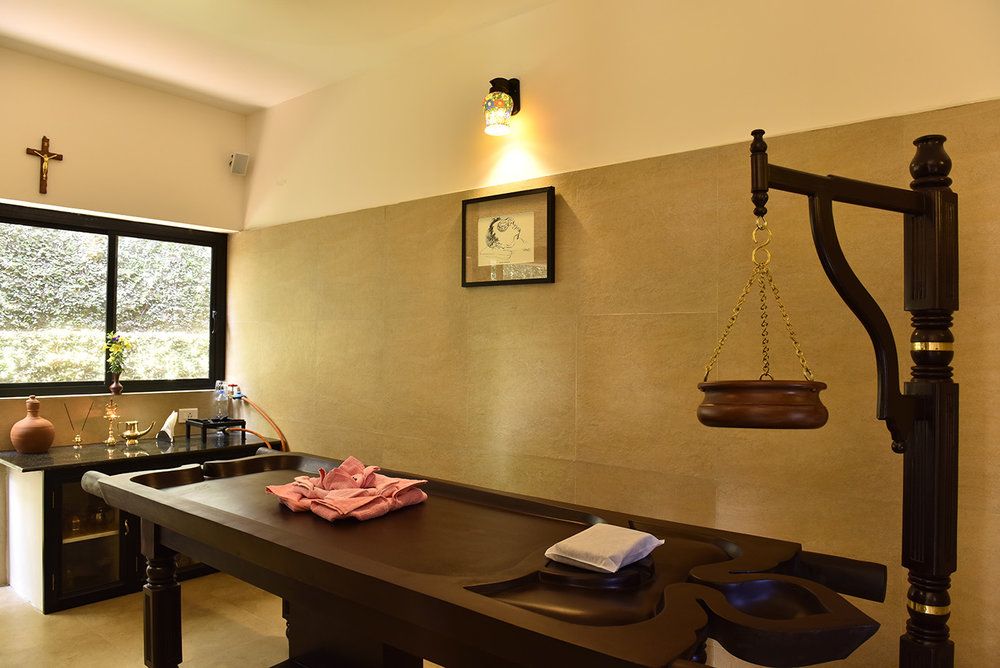 Ayurvedic Panchakarma treatment room with therapy table at a Pune Ayurveda clinic